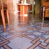...e gli splendidi pavimenti con intricati disegni geometrici adornano l�intera sala